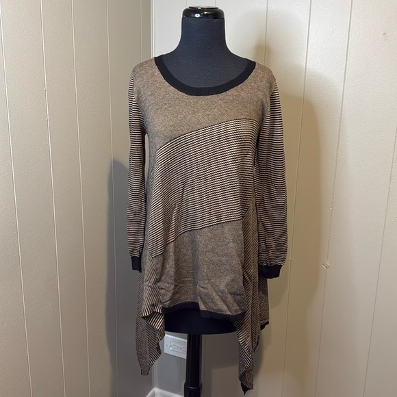 Max Studio Women’s Small Long Sleeve Stripe Sweeter Sharkbite Hem Knit - Picture 1 of 5